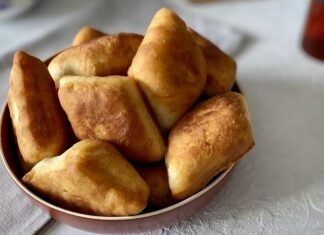 Türk mutfağının en sade ama en sevilen hamur işlerinden biri olan pişi, son yıllarda özel günlerle anılarak yeniden gündeme geliyor. Pişi Günü, hem geleneksel lezzetleri hatırlatma hem de toplumsal paylaşımı artırma amacı taşıyan anlamlı bir gün olarak öne çıkıyor. Sabah kahvaltılarından hayır etkinliklerine kadar uzanan geniş bir kullanım alanına sahip olan pişi, kültürel hafızada önemli bir yere sahip. Konulu bir haber görseli