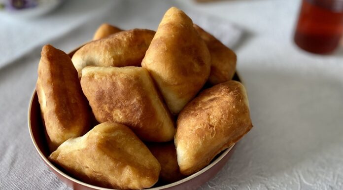 Türk mutfağının en sade ama en sevilen hamur işlerinden biri olan pişi, son yıllarda özel günlerle anılarak yeniden gündeme geliyor. Pişi Günü, hem geleneksel lezzetleri hatırlatma hem de toplumsal paylaşımı artırma amacı taşıyan anlamlı bir gün olarak öne çıkıyor. Sabah kahvaltılarından hayır etkinliklerine kadar uzanan geniş bir kullanım alanına sahip olan pişi, kültürel hafızada önemli bir yere sahip. Konulu bir haber görseli