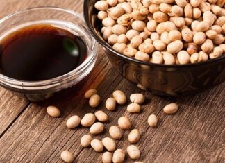 Soya, günümüzde birçok işlenmiş gıda ve alternatif ürünün temel bileşeni olarak karşımıza çıkar. Ancak soya alerjisi veya intoleransı olan bireylerde ciddi sağlık sorunlarına yol açabilir. Bu nedenle soya içermeyen diyet, güvenli ve dengeli beslenme açısından önemli bir yaklaşımdır. Bu diyet, soya ve türevlerini sınırlayarak hem besleyici hem de sağlıklı alternatifleri ön plana çıkarır. Günümüzde insanlar, sadece lezzet değil, aynı zamanda alerjenlerden kaçınarak sağlıklı bir yaşam için bilinçli seçimler yapmayı önceliyor. Konulu bir haber görseli.