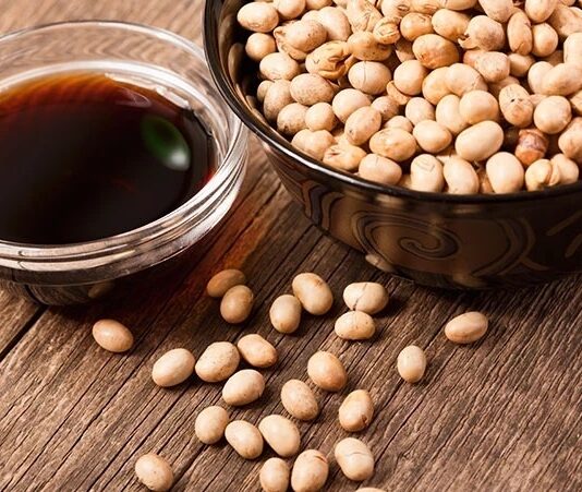 Soya, günümüzde birçok işlenmiş gıda ve alternatif ürünün temel bileşeni olarak karşımıza çıkar. Ancak soya alerjisi veya intoleransı olan bireylerde ciddi sağlık sorunlarına yol açabilir. Bu nedenle soya içermeyen diyet, güvenli ve dengeli beslenme açısından önemli bir yaklaşımdır. Bu diyet, soya ve türevlerini sınırlayarak hem besleyici hem de sağlıklı alternatifleri ön plana çıkarır. Günümüzde insanlar, sadece lezzet değil, aynı zamanda alerjenlerden kaçınarak sağlıklı bir yaşam için bilinçli seçimler yapmayı önceliyor. Konulu bir haber görseli.