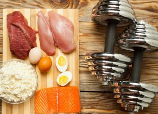 Sporcu beslenmesi, fiziksel performansın artırılması, antrenman verimliliğinin korunması ve toparlanma sürecinin desteklenmesi açısından büyük önem taşımaktadır. Günümüzde profesyonel ya da amatör düzeyde spor yapan bireylerin yalnızca antrenman programlarına değil, aynı zamanda sporcu beslenmesi anlayışına da ciddi biçimde odaklandığı görülmektedir. Çünkü beslenme, spor performansının görünmeyen ancak en belirleyici unsurlarından biridir. Konulu bir haber görseli.