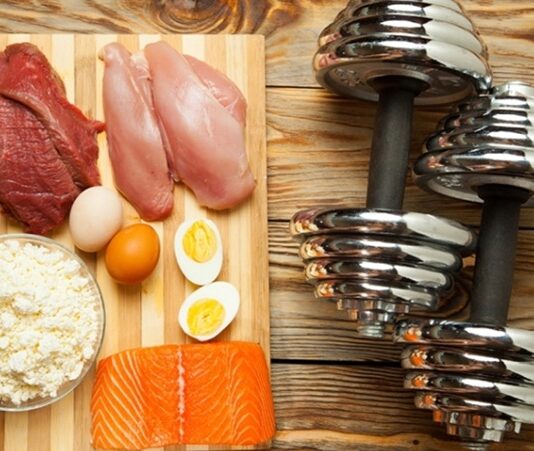 Sporcu beslenmesi, fiziksel performansın artırılması, antrenman verimliliğinin korunması ve toparlanma sürecinin desteklenmesi açısından büyük önem taşımaktadır. Günümüzde profesyonel ya da amatör düzeyde spor yapan bireylerin yalnızca antrenman programlarına değil, aynı zamanda sporcu beslenmesi anlayışına da ciddi biçimde odaklandığı görülmektedir. Çünkü beslenme, spor performansının görünmeyen ancak en belirleyici unsurlarından biridir. Konulu bir haber görseli.