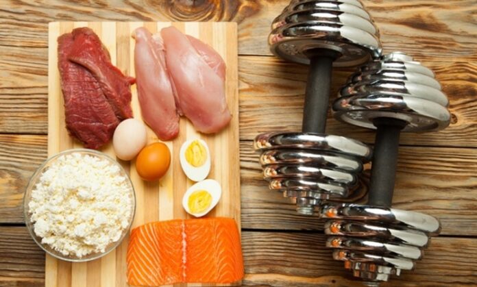 Sporcu beslenmesi, fiziksel performansın artırılması, antrenman verimliliğinin korunması ve toparlanma sürecinin desteklenmesi açısından büyük önem taşımaktadır. Günümüzde profesyonel ya da amatör düzeyde spor yapan bireylerin yalnızca antrenman programlarına değil, aynı zamanda sporcu beslenmesi anlayışına da ciddi biçimde odaklandığı görülmektedir. Çünkü beslenme, spor performansının görünmeyen ancak en belirleyici unsurlarından biridir. Konulu bir haber görseli.