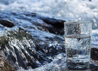 Su, tarih boyunca hem yemek kültürü hem de yaşamın temel öğesi olarak vazgeçilmez bir öneme sahip olmuştur. İnsanlar, suyun arıtılması, saklanması ve sofralarda doğru şekilde sunulması konusunda uzun yıllardır çeşitli yöntemler geliştirmiştir. Su, sadece içecek olarak değil, aynı zamanda yemeklerin hazırlanması ve servisi açısından da sofra geleneğinin önemli bir parçası olmuştur. Konulu bir haber görseli.