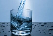 Su oruçları, vücudu toksinlerden arındırmak, sindirim sistemini dinlendirmek ve metabolizmayı hızlandırmak için tercih edilen bir uygulamadır. Bu süreçte kişi, belirli bir süre boyunca sadece su tüketir ve katı gıdalardan uzak durur. Su oruçları, kısa süreli detoks programları ve sağlıklı yaşam trendleri arasında giderek popüler hale gelmektedir. Düzenli uygulandığında bağışıklık sistemini destekler, enerji seviyelerini artırır ve hücresel sağlık üzerinde olumlu etkiler sağlar. Konulu bir haber görseli.