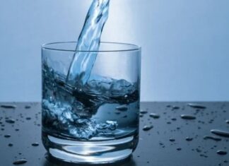 Su oruçları, vücudu toksinlerden arındırmak, sindirim sistemini dinlendirmek ve metabolizmayı hızlandırmak için tercih edilen bir uygulamadır. Bu süreçte kişi, belirli bir süre boyunca sadece su tüketir ve katı gıdalardan uzak durur. Su oruçları, kısa süreli detoks programları ve sağlıklı yaşam trendleri arasında giderek popüler hale gelmektedir. Düzenli uygulandığında bağışıklık sistemini destekler, enerji seviyelerini artırır ve hücresel sağlık üzerinde olumlu etkiler sağlar. Konulu bir haber görseli.