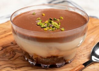 Türk mutfağının modern tatlıları arasında özel bir yere sahip olan supangle, son yıllarda hem ev yapımı tariflerde hem de pastanelerde yeniden popülerlik kazanıyor. Yumuşak dokusu, yoğun çikolata aroması ve soğuk servis edilen kıvamıyla özellikle sıcak mevsimlerde çok tercih edilen tatlılardan biri haline geldi. Supangle'nin kökeni Batı mutfaklarına dayanıyor olsa da yıllar içinde Türkiye'de yerelleşmiş, damak tadına göre uyarlanmış ve kendine özgü bir karakter kazanmıştır. Bugün supangle, özellikle gençler arasında hafif ama lezzetli bir tatlı arayanların ilk tercihleri arasında yer almaktadır. Konulu bir haber görseli.