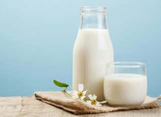 Süt ve süt ürünleri, birçok kişinin günlük beslenmesinde temel bir yere sahiptir. Ancak laktoz intoleransı veya süt alerjisi olan bireyler için bu ürünler ciddi sağlık sorunlarına yol açabilir. Süt ürünlerinden arındırılmış diyet, bu kişiler için güvenli ve besleyici bir beslenme yaklaşımı sunar. Bu diyet modeli, süt ürünlerini ve türevlerini sınırlayarak alternatif ve sağlıklı kaynaklara yönelmeyi amaçlar. Günümüzde pek çok insan, sadece lezzet değil, aynı zamanda sindirim sağlığı ve yaşam kalitesi açısından bilinçli seçimler yapmayı önceliyor. Konulu bir haber görseli.