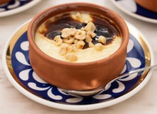 Türkiye’nin en köklü tatlılarından biri olan sütlaç, hem geleneksel hem modern sofralarda yerini korumaya devam ediyor. Tarihi Osmanlı mutfağına kadar uzanan bu hafif tatlı, son dönemde yapılan gastronomi festivalleri ve sosyal medya paylaşımlarıyla yeniden gündemin en popüler lezzetleri arasına girdi. Özellikle ev yapımı tariflerin yükselişi, doğal malzemelere olan ilginin artması ve pratik hazırlanışı, sütlaç talebini daha da artırıyor. Üstelik hem günlük tüketimde hem de özel günlerde tercih edilen bu tatlı, her yaş grubundan yoğun ilgi görüyor. Konulu bir haber görseli.