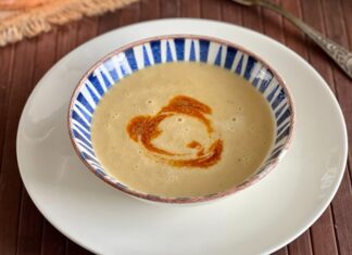 Sütlü mercimek çorbası son yıllarda hem besleyici hem de pratik tarifler arasında öne çıkıyor. Kış aylarında sıcak bir başlangıç olarak sofraları süsleyen bu çorba hem çocuklar hem de yetişkinler tarafından sevilerek tüketiliyor. Geleneksel mercimek çorbasına süt eklenmesiyle ortaya çıkan bu tarif hem lezzeti artırıyor hem de çorbanın kıvamını yumuşatıyor. Sütlü mercimek çorbası hem günlük öğünlerde hem de özel günlerde tercih edilen bir seçenek haline geldi. Konulu bir haber görseli.