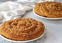 Türkiye’nin dört bir yanında hem pastanelerde hem de ev mutfaklarında sıkça görülen tahinli çörek, son dönemde yeniden popüler hale gelerek gündelik tüketimin ötesine geçen bir ilgiyle karşılanıyor. Geleneksel tatların modern sunumlarla buluştuğu bu dönemde, tahinin yoğun aroması ve çöreğin yumuşak dokusu bir araya gelerek birçok kişinin vazgeçilmez atıştırmalıkları arasında yer alıyor. Özellikle sosyal medya platformlarında paylaşılan tarifler ve pratik hazırlama yöntemleri, tahinli çörek aramalarının artmasına katkı sağlıyor. Bu ilginin artmasıyla birlikte, hem ev kullanıcıları hem de işletmeler tahinli çöreğin farklı versiyonlarını denemeye yöneliyor. Konulu bir haber görseli.