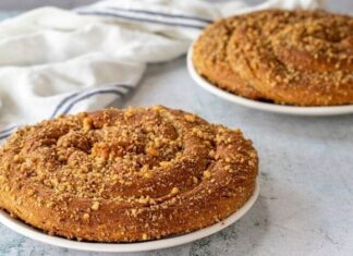 Türkiye’nin dört bir yanında hem pastanelerde hem de ev mutfaklarında sıkça görülen tahinli çörek, son dönemde yeniden popüler hale gelerek gündelik tüketimin ötesine geçen bir ilgiyle karşılanıyor. Geleneksel tatların modern sunumlarla buluştuğu bu dönemde, tahinin yoğun aroması ve çöreğin yumuşak dokusu bir araya gelerek birçok kişinin vazgeçilmez atıştırmalıkları arasında yer alıyor. Özellikle sosyal medya platformlarında paylaşılan tarifler ve pratik hazırlama yöntemleri, tahinli çörek aramalarının artmasına katkı sağlıyor. Bu ilginin artmasıyla birlikte, hem ev kullanıcıları hem de işletmeler tahinli çöreğin farklı versiyonlarını denemeye yöneliyor. Konulu bir haber görseli.