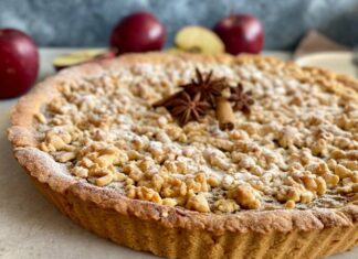 Tatlı tutkunlarının vazgeçilmezlerinden biri olan tart, hem lezzeti hem de şık sunumuyla son yıllarda yeniden popüler hale gelen tatlı seçenekleri arasında yer alıyor. Özellikle farklı meyve ve kremalarla hazırlanabilen yapısı sayesinde pastacılık dünyasında özgün bir noktaya sahip olan tart, hafif yapısıyla da dikkat çekiyor. Mutfağa giren birçok kişi için yapımı hem eğlenceli hem de estetik sonuçlar sunan bir tatlı olması nedeniyle ev tariflerinde de geniş yer bulmaya devam ediyor. Konulu bir haber görseli.