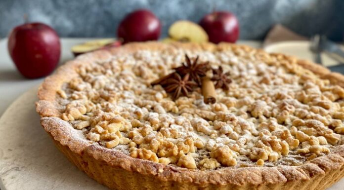 Tart Lezzeti Pastacılıkta Yeniden Yıldızlaşıyor Tatlı tutkunlarının vazgeçilmezlerinden biri olan tart, hem lezzeti hem de şık sunumuyla son yıllarda yeniden popüler hale gelen tatlı seçenekleri arasında yer alıyor. Özellikle farklı meyve ve kremalarla hazırlanabilen yapısı sayesinde pastacılık dünyasında özgün bir noktaya sahip olan tart, hafif yapısıyla da dikkat çekiyor. Mutfağa giren birçok kişi için yapımı hem eğlenceli hem de estetik sonuçlar sunan bir tatlı olması nedeniyle ev tariflerinde de geniş yer bulmaya devam ediyor. Konulu bir haber görseli.