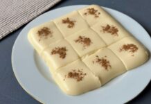 Türkiye’nin en özel sütlü tatlıları arasında yer alan tavuk göğsü, son yıllarda hem geleneksel tariflere dönüş akımının güçlenmesi hem de hafif tatlılara artan ilgi nedeniyle yeniden ön plana çıkıyor. Osmanlı’dan günümüze ulaşan bu eşsiz lezzet, hem yapım tekniği hem de benzersiz dokusuyla tatlı severlerin dikkatini çekmeye devam ediyor. Modern gastronomi dünyasında da adından sıkça söz ettiren tavuk göğsü, köklü bir tarif olmasına rağmen günümüz damak zevkine uyum sağlayarak popülerliğini korumayı başarıyor. Konulu bir haber görseli.