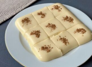 Türkiye’nin en özel sütlü tatlıları arasında yer alan tavuk göğsü, son yıllarda hem geleneksel tariflere dönüş akımının güçlenmesi hem de hafif tatlılara artan ilgi nedeniyle yeniden ön plana çıkıyor. Osmanlı’dan günümüze ulaşan bu eşsiz lezzet, hem yapım tekniği hem de benzersiz dokusuyla tatlı severlerin dikkatini çekmeye devam ediyor. Modern gastronomi dünyasında da adından sıkça söz ettiren tavuk göğsü, köklü bir tarif olmasına rağmen günümüz damak zevkine uyum sağlayarak popülerliğini korumayı başarıyor. Konulu bir haber görseli.