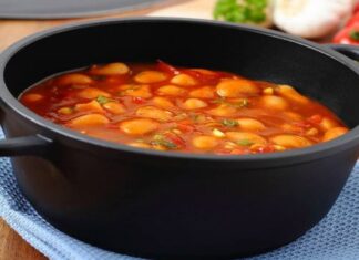 Ev mutfağının en temel unsurlarından biri olan tencere yemekleri, yüzyıllardır sofraların merkezinde yer alıyor. Ateşin başında yavaş yavaş pişen bu yemekler, sadece karın doyurmakla kalmıyor; aynı zamanda aile bağlarını, kültürel aktarımı ve gündelik yaşamın ritmini de şekillendiriyor. Günümüzde hızlı tüketim alışkanlıkları yaygınlaşsa da tencere yemekleri kültürü, hem lezzeti hem de doyuruculuğuyla önemini korumaya devam ediyor. Konulu bir haber görseli.