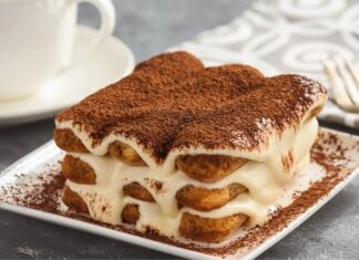 İtalyan mutfağının dünya çapında en bilinen tatlılarından biri olan tiramisu, sadece hafifliğiyle değil içinde barındırdığı zengin aromalarla da her yaştan insanın damak zevkine hitap etmeyi başarıyor. İlk bakışta yumuşak yapısı ile dikkat çeken tiramisu, kahve aromalı bisküvileri ve mascarpone kreması sayesinde kendine özgü bir tat profili oluşturuyor. Bugün birçok pastane ve restoran menüsünde yer alan tiramisu, hem geçmişten gelen kültürel özellikleri hem de modern yorumlarıyla öne çıkmayı sürdürüyor. Konulu bir haber görseli.