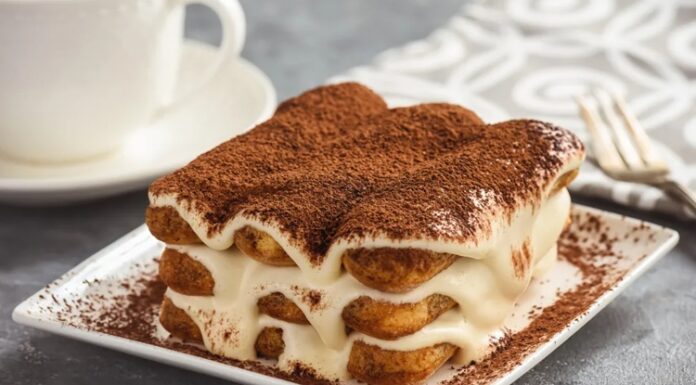 İtalyan mutfağının dünya çapında en bilinen tatlılarından biri olan tiramisu, sadece hafifliğiyle değil içinde barındırdığı zengin aromalarla da her yaştan insanın damak zevkine hitap etmeyi başarıyor. İlk bakışta yumuşak yapısı ile dikkat çeken tiramisu, kahve aromalı bisküvileri ve mascarpone kreması sayesinde kendine özgü bir tat profili oluşturuyor. Bugün birçok pastane ve restoran menüsünde yer alan tiramisu, hem geçmişten gelen kültürel özellikleri hem de modern yorumlarıyla öne çıkmayı sürdürüyor. Konulu bir haber görseli.