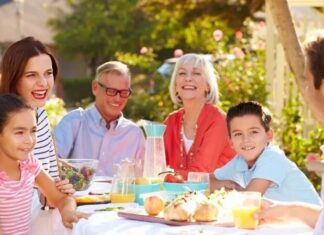 Toplumların karakterini ve değer dünyasını yansıtan en güçlü kavramlardan biri Misafirperverlik anlayışıdır. İnsanların birbirine yaklaşım biçimini belirleyen bu kavram, yalnızca bir nezaket göstergesi değil, aynı zamanda köklü bir kültürel davranış biçimidir. Tarih boyunca farklı coğrafyalarda şekillenen misafir ağırlama geleneği, özellikle Anadolu kültüründe derin ve kalıcı bir yere sahiptir. Eve gelen bir yabancının bile baş tacı edilmesi, bu anlayışın ne kadar güçlü olduğunun en somut göstergesidir. Konulu bir haber görseli.