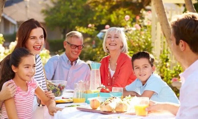 Toplumların karakterini ve değer dünyasını yansıtan en güçlü kavramlardan biri Misafirperverlik anlayışıdır. İnsanların birbirine yaklaşım biçimini belirleyen bu kavram, yalnızca bir nezaket göstergesi değil, aynı zamanda köklü bir kültürel davranış biçimidir. Tarih boyunca farklı coğrafyalarda şekillenen misafir ağırlama geleneği, özellikle Anadolu kültüründe derin ve kalıcı bir yere sahiptir. Eve gelen bir yabancının bile baş tacı edilmesi, bu anlayışın ne kadar güçlü olduğunun en somut göstergesidir. Konulu bir haber görseli.