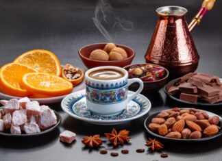 Toplumların bir arada yaşama biçimini belirleyen en önemli unsurlardan biri, gündelik hayatta sergilenen küçük ama anlamlı davranışlardır. İkram Kültürü, bu davranışlar arasında en köklü ve en kapsayıcı olanlardan biridir. Bir fincan çay uzatmak, sofraya fazladan bir tabak koymak ya da yoldan geçen birini aç çevirmemek; hepsi bu kültürün görünür yüzünü oluşturur. İkram, yalnızca yeme içmeyle sınırlı olmayan, sosyal ilişkileri güçlendiren ve güven duygusu inşa eden bir pratiktir. Konulu bir haber görseli.