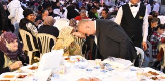 Toplumların en zor zamanlarında ortaya çıkan gelenekler, ortak hafızanın ve dayanışma kültürünün güçlü göstergeleri arasında yer alır. Taziye Sofrası, ölüm sonrası yas sürecinde hem acıyı paylaşmanın hem de sosyal bağları ayakta tutmanın önemli bir parçası olarak kabul edilir. Türkiye’nin birçok bölgesinde farklı biçimlerde uygulanan bu gelenek, yalnızca yemek ikramı anlamına gelmez; aynı zamanda toplumsal empatiyi, sabrı ve merhameti simgeler. Taziye sofrası, kaybın ardından yalnız kalmama duygusunu pekiştirir ve yas yaşayan aileye manevi destek sağlar. Konulu bir haber görseli.