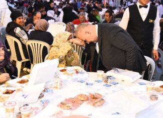 Toplumların en zor zamanlarında ortaya çıkan gelenekler, ortak hafızanın ve dayanışma kültürünün güçlü göstergeleri arasında yer alır. Taziye Sofrası, ölüm sonrası yas sürecinde hem acıyı paylaşmanın hem de sosyal bağları ayakta tutmanın önemli bir parçası olarak kabul edilir. Türkiye’nin birçok bölgesinde farklı biçimlerde uygulanan bu gelenek, yalnızca yemek ikramı anlamına gelmez; aynı zamanda toplumsal empatiyi, sabrı ve merhameti simgeler. Taziye sofrası, kaybın ardından yalnız kalmama duygusunu pekiştirir ve yas yaşayan aileye manevi destek sağlar. Konulu bir haber görseli.