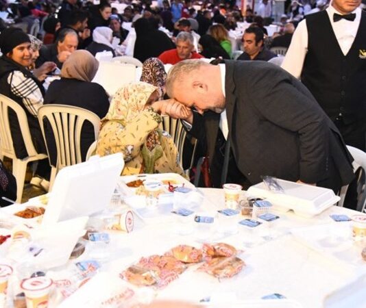 Toplumların en zor zamanlarında ortaya çıkan gelenekler, ortak hafızanın ve dayanışma kültürünün güçlü göstergeleri arasında yer alır. Taziye Sofrası, ölüm sonrası yas sürecinde hem acıyı paylaşmanın hem de sosyal bağları ayakta tutmanın önemli bir parçası olarak kabul edilir. Türkiye’nin birçok bölgesinde farklı biçimlerde uygulanan bu gelenek, yalnızca yemek ikramı anlamına gelmez; aynı zamanda toplumsal empatiyi, sabrı ve merhameti simgeler. Taziye sofrası, kaybın ardından yalnız kalmama duygusunu pekiştirir ve yas yaşayan aileye manevi destek sağlar. Konulu bir haber görseli.