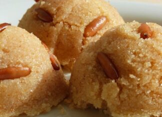 Türk toplumunda helva dağıtımı, yalnızca bir ikram geleneği değil; paylaşmanın, hatırlamanın ve dayanışmanın en güçlü sembollerinden biri olarak kabul edilir. Asırlardır süregelen bu gelenek, özellikle ölüm, mevlit, asker uğurlaması ve hayır amaçlı etkinliklerde karşımıza çıkar. Helva, mutfakta birkaç malzemeyle yapılan sade bir tatlı gibi görünse de taşıdığı manevi anlam sayesinde toplumsal hafızada derin bir yer edinmiştir. Bu yönüyle helva geleneği, Türk kültürünün sessiz ama etkili anlatım biçimlerinden biridir. Konulu bir haber görseli.