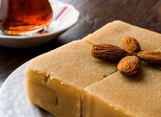 Türk kültüründe yemeğin sadece beslenme ihtiyacını karşılayan bir unsur olmadığı, aynı zamanda duyguların ve toplumsal bağların ifadesi olduğu bilinir. Bu anlayışın en güçlü örneklerinden biri olan Helva Kavurma Geleneği, sevinç ve hüzün anlarının ortak bir ritüelle paylaşılmasını sağlar. Doğumdan ölüme, asker uğurlamasından hayırlı bir haberin duyurulmasına kadar birçok farklı durumda helva kavrulması, toplumsal hafızada köklü bir yere sahiptir. Bu gelenek, sade malzemelerle hazırlanan bir tatlının, nasıl derin anlamlar taşıyabildiğini açıkça gösterir. Konulu bir haber görseli.