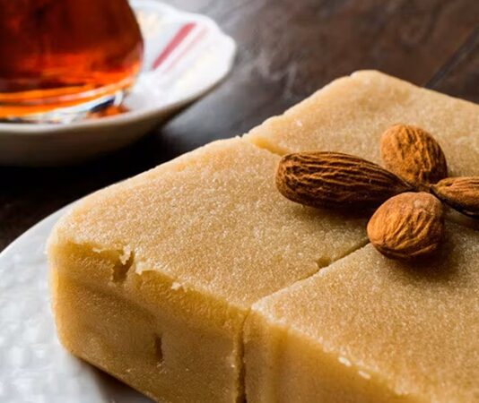 Türk kültüründe yemeğin sadece beslenme ihtiyacını karşılayan bir unsur olmadığı, aynı zamanda duyguların ve toplumsal bağların ifadesi olduğu bilinir. Bu anlayışın en güçlü örneklerinden biri olan Helva Kavurma Geleneği, sevinç ve hüzün anlarının ortak bir ritüelle paylaşılmasını sağlar. Doğumdan ölüme, asker uğurlamasından hayırlı bir haberin duyurulmasına kadar birçok farklı durumda helva kavrulması, toplumsal hafızada köklü bir yere sahiptir. Bu gelenek, sade malzemelerle hazırlanan bir tatlının, nasıl derin anlamlar taşıyabildiğini açıkça gösterir. Konulu bir haber görseli.