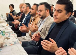 Toplumların ortak hafızasında önemli bir yere sahip olan Şükür Yemeği, yalnızca bir sofra etrafında toplanmayı değil, yaşanan bir iyilik, kurtuluş ya da mutluluğun ardından duyulan minnettarlığın paylaşılmasını ifade eder. Bu yönüyle şükür yemeği, bireysel bir duygunun toplumsal bir ritüele dönüşmüş hâlidir. İnsanlar bu sofralarda sadece yemek yemez, aynı zamanda yaşadıkları süreci anlamlandırır ve paylaşmanın gücünü hisseder. Konulu bir haber görseli.