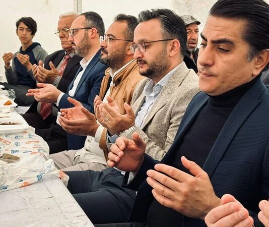 Toplumların ortak hafızasında önemli bir yere sahip olan Şükür Yemeği, yalnızca bir sofra etrafında toplanmayı değil, yaşanan bir iyilik, kurtuluş ya da mutluluğun ardından duyulan minnettarlığın paylaşılmasını ifade eder. Bu yönüyle şükür yemeği, bireysel bir duygunun toplumsal bir ritüele dönüşmüş hâlidir. İnsanlar bu sofralarda sadece yemek yemez, aynı zamanda yaşadıkları süreci anlamlandırır ve paylaşmanın gücünü hisseder. Konulu bir haber görseli.