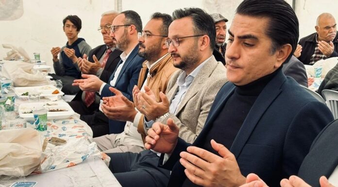 Toplumların ortak hafızasında önemli bir yere sahip olan Şükür Yemeği, yalnızca bir sofra etrafında toplanmayı değil, yaşanan bir iyilik, kurtuluş ya da mutluluğun ardından duyulan minnettarlığın paylaşılmasını ifade eder. Bu yönüyle şükür yemeği, bireysel bir duygunun toplumsal bir ritüele dönüşmüş hâlidir. İnsanlar bu sofralarda sadece yemek yemez, aynı zamanda yaşadıkları süreci anlamlandırır ve paylaşmanın gücünü hisseder. Konulu bir haber görseli.