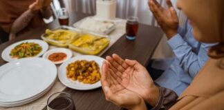 Toplumsal Hafızada Sofranın Manevi Sesi Yemek Duası Toplumların ortak kültürel ve manevi değerleri incelendiğinde Yemek Duası, yalnızca dini bir ritüel olarak değil, aynı zamanda güçlü bir gelenek ve bilinç aktarımı olarak öne çıkar. Sofranın etrafında toplanan bireylerin, yemeğe başlamadan önce şükür ve niyetle durması, hem yemeğin hem de birlikte olmanın anlamını derinleştirir. Bu yönüyle yemek duası, maddi bir ihtiyacın manevi bir çerçeveye oturtulmasını sağlar. Konulu bir haber görseli.