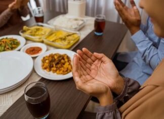 Toplumların ortak kültürel ve manevi değerleri incelendiğinde Yemek Duası, yalnızca dini bir ritüel olarak değil, aynı zamanda güçlü bir gelenek ve bilinç aktarımı olarak öne çıkar. Sofranın etrafında toplanan bireylerin, yemeğe başlamadan önce şükür ve niyetle durması, hem yemeğin hem de birlikte olmanın anlamını derinleştirir. Bu yönüyle yemek duası, maddi bir ihtiyacın manevi bir çerçeveye oturtulmasını sağlar. Konulu bir haber görseli.