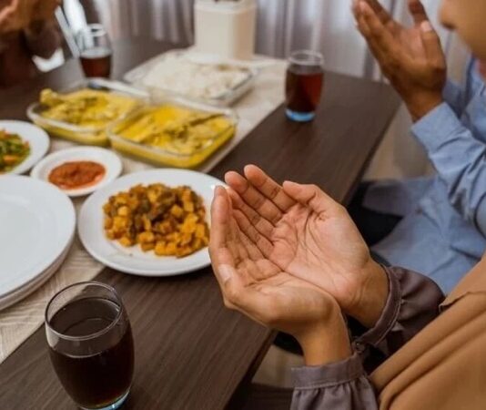 Toplumların ortak kültürel ve manevi değerleri incelendiğinde Yemek Duası, yalnızca dini bir ritüel olarak değil, aynı zamanda güçlü bir gelenek ve bilinç aktarımı olarak öne çıkar. Sofranın etrafında toplanan bireylerin, yemeğe başlamadan önce şükür ve niyetle durması, hem yemeğin hem de birlikte olmanın anlamını derinleştirir. Bu yönüyle yemek duası, maddi bir ihtiyacın manevi bir çerçeveye oturtulmasını sağlar. Konulu bir haber görseli.