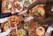 İnsan ilişkilerinin temelinde karşılıklı saygı ve anlayış yer alır. Bu anlayışın günlük hayattaki en zarif yansımalarından biri ise Nazik Davet geleneğidir. Birini bir ortama çağırmak, bir sofraya buyur etmek ya da bir etkinliğe davet etmek; yalnızca bir bilgi aktarımı değil, aynı zamanda değer verme ve önemseme göstergesidir. Bu nedenle davetin dili, üslubu ve zamanı, toplumsal ilişkilerde belirleyici bir rol oynar. Nazik davet, bireyler arasındaki iletişimi güçlendiren ve sosyal bağları derinleştiren önemli bir kültürel davranış biçimi olarak öne çıkar. Konulu bir haber görseli.