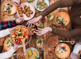 İnsan ilişkilerinin temelinde karşılıklı saygı ve anlayış yer alır. Bu anlayışın günlük hayattaki en zarif yansımalarından biri ise Nazik Davet geleneğidir. Birini bir ortama çağırmak, bir sofraya buyur etmek ya da bir etkinliğe davet etmek; yalnızca bir bilgi aktarımı değil, aynı zamanda değer verme ve önemseme göstergesidir. Bu nedenle davetin dili, üslubu ve zamanı, toplumsal ilişkilerde belirleyici bir rol oynar. Nazik davet, bireyler arasındaki iletişimi güçlendiren ve sosyal bağları derinleştiren önemli bir kültürel davranış biçimi olarak öne çıkar. Konulu bir haber görseli.