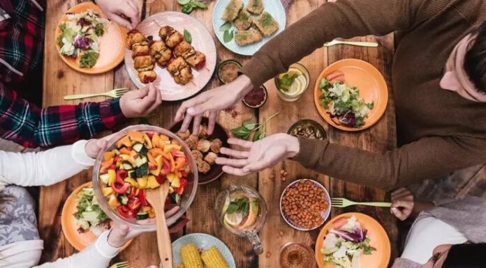 İnsan ilişkilerinin temelinde karşılıklı saygı ve anlayış yer alır. Bu anlayışın günlük hayattaki en zarif yansımalarından biri ise Nazik Davet geleneğidir. Birini bir ortama çağırmak, bir sofraya buyur etmek ya da bir etkinliğe davet etmek; yalnızca bir bilgi aktarımı değil, aynı zamanda değer verme ve önemseme göstergesidir. Bu nedenle davetin dili, üslubu ve zamanı, toplumsal ilişkilerde belirleyici bir rol oynar. Nazik davet, bireyler arasındaki iletişimi güçlendiren ve sosyal bağları derinleştiren önemli bir kültürel davranış biçimi olarak öne çıkar. Konulu bir haber görseli.