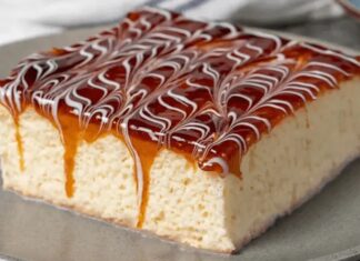 Son yıllarda Türkiye’de tatlı alışkanlıkları dikkat çekici bir değişim gösteriyor ve bu değişimin merkezinde Balkan kökenli sevilen bir lezzet olan trileçe bulunuyor. Hafif dokusu, yumuşak yapısı ve her damakta iz bırakan aromasıyla öne çıkan bu tatlı, özellikle büyük şehirlerdeki pastanelerde satış rekorları kırmaya devam ediyor. Tatlı tutkunları, farklı sos seçenekleriyle sunulan trileçe için adeta uzun kuyruklar oluşturuyor. Türkiye’nin pek çok bölgesinde hızla yaygınlaşan bu lezzetin ünü artık sadece tatlı severlerin değil, gastronomi dünyasının da ilgi odağı haline gelmiş durumda. Konulu bir haber görseli.