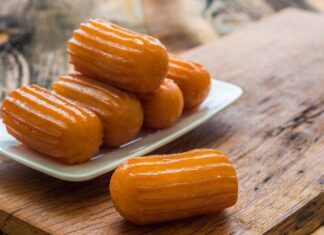 Türk mutfağının en sevilen şerbetli tatlılarından biri olan kemalpaşa, yıllardır hem ev sofralarında hem de restoranlarda kendine özel bir yer edinen köklü bir lezzet olarak dikkat çekiyor. Özellikle pratik hazırlanışı ve hafif dokusu sayesinde geniş kitlelere hitap eden bu tatlı, günümüzde yeniden yükselen popülaritesiyle gastronomi dünyasında adından sıkça söz ettiriyor. Hamurunun yoğun olmaması, şerbeti dengeli şekilde içine çekmesi ve yumuşacık kıvamıyla damakta iz bırakan kemalpaşa tatlısı, modern sunum trendlerine uyum sağlayarak geleneksel olmaktan çıkmadan yenilikleri de kucaklıyor. Konulu bir haber görseli.