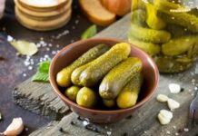 Turşu, tarih boyunca hem yemek kültürü hem de gıda saklama yöntemi olarak önemli bir yere sahip olmuştur. Sebzelerin tuz ve bazen sirke ile fermente edilmesiyle hazırlanan turşular, sofralarda hem lezzet hem de sağlık açısından değer taşır. Özellikle Anadolu mutfağında turşu, nesiller boyunca aktarılan bir sofra geleneği olarak kabul edilir. Konulu bir haber görseli.