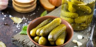 Turşu, tarih boyunca hem yemek kültürü hem de gıda saklama yöntemi olarak önemli bir yere sahip olmuştur. Sebzelerin tuz ve bazen sirke ile fermente edilmesiyle hazırlanan turşular, sofralarda hem lezzet hem de sağlık açısından değer taşır. Özellikle Anadolu mutfağında turşu, nesiller boyunca aktarılan bir sofra geleneği olarak kabul edilir. Konulu bir haber görseli.