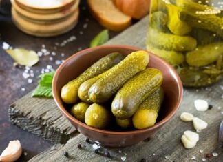 Turşu, tarih boyunca hem yemek kültürü hem de gıda saklama yöntemi olarak önemli bir yere sahip olmuştur. Sebzelerin tuz ve bazen sirke ile fermente edilmesiyle hazırlanan turşular, sofralarda hem lezzet hem de sağlık açısından değer taşır. Özellikle Anadolu mutfağında turşu, nesiller boyunca aktarılan bir sofra geleneği olarak kabul edilir. Konulu bir haber görseli.