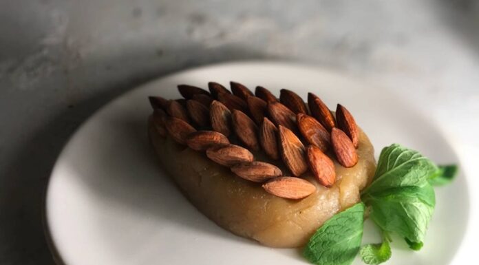 Türkiye’nin yüzyıllardır yaşattığı en özel tatlılardan biri olan un helvası, hem sade malzemeleri hem de taşıdığı anlamlarla kültürümüzde önemli bir yere sahip olmaya devam ediyor. Sadece bir tatlı olmaktan çok daha fazlası olan bu lezzet, anma günlerinden mutlu kutlamalara, mevlitlerden özel aile toplantılarına kadar pek çok anda kendine yer buluyor. Bu yönüyle un helvası, Anadolu’nun hem duygusal hem de tarihsel hafızasında yer etmiş nadir tatlılardan biri olma özelliğini taşıyor. Konulu bir haber görseli.