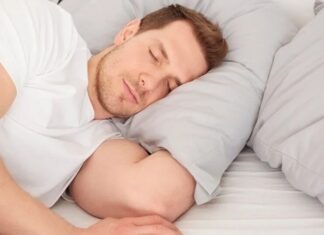 Modern yaşamın temposu, stres düzeyi ve düzensiz alışkanlıklar, uyku kalitesini her geçen gün daha fazla etkiliyor. Pek çok kişi yeterli süre uyusa bile sabahları yorgun uyanmaktan, gece sık sık bölünen uykudan ya da uykuya dalmakta zorlanmaktan şikâyet ediyor. Bu noktada yalnızca uyku saatleri değil, gün boyunca sürdürülen beslenme düzeni de büyük önem taşıyor. Uyku dostu diyet, kaliteli ve derin uykuya ulaşmayı hedefleyen, beslenme ile uyku arasındaki güçlü ilişkiye odaklanan bir yaklaşım olarak öne çıkıyor. Konulu bir haber görseli.