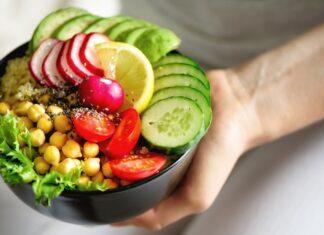 Vegan beslenme, son yıllarda yalnızca bir beslenme biçimi olmanın ötesine geçerek bir yaşam tarzı ve bilinçli bir tercih olarak öne çıkmaktadır. Hayvansal kaynaklı hiçbir gıdanın tüketilmediği bu yaklaşım, hem sağlık hem de çevresel ve etik hassasiyetler çerçevesinde değerlendirilmektedir. Vegan Beslenme, bitkisel temelli yapısıyla modern beslenme tartışmalarında önemli bir yer edinmiş durumdadır. Konulu bir haber görseli.