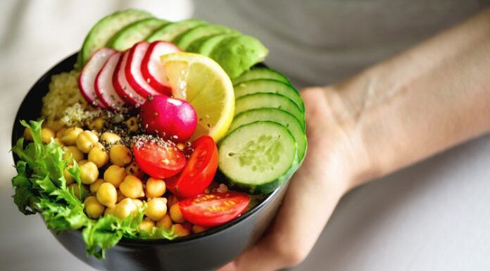 Vegan Beslenme Sağlıklı Yaşam Ve Etik Duyarlılıkla Öne Çıkıyor Vegan beslenme, son yıllarda yalnızca bir beslenme biçimi olmanın ötesine geçerek bir yaşam tarzı ve bilinçli bir tercih olarak öne çıkmaktadır. Hayvansal kaynaklı hiçbir gıdanın tüketilmediği bu yaklaşım, hem sağlık hem de çevresel ve etik hassasiyetler çerçevesinde değerlendirilmektedir. Vegan Beslenme, bitkisel temelli yapısıyla modern beslenme tartışmalarında önemli bir yer edinmiş durumdadır. Konulu bir haber görseli.